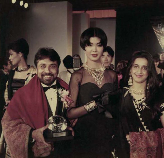 Rakesh Khanna holding the De Beers Diamonds International Award trophy, Tokyo 1992
